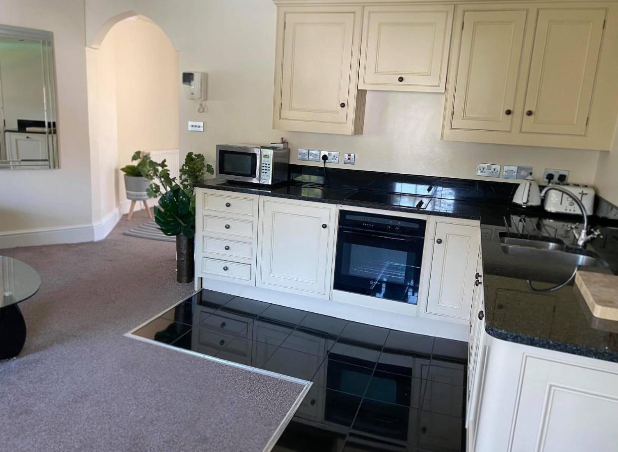 Letting Serviced Apartments - Guards View, Windsor Eksteriør bilde