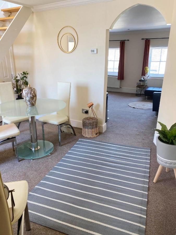 Letting Serviced Apartments - Guards View, Windsor Eksteriør bilde