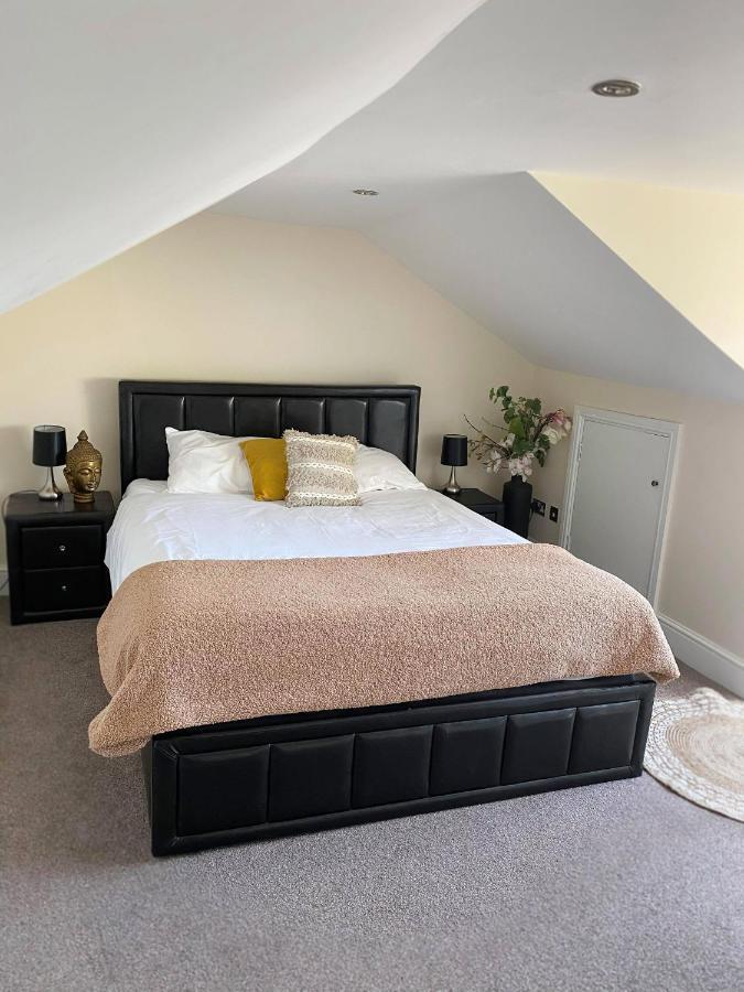 Letting Serviced Apartments - Guards View, Windsor Eksteriør bilde