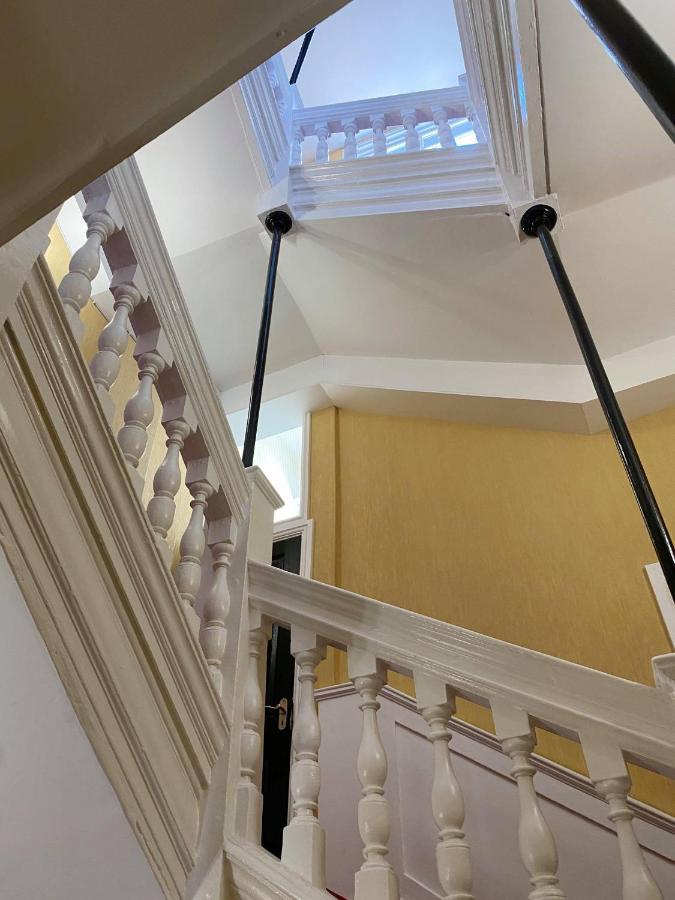 Letting Serviced Apartments - Guards View, Windsor Eksteriør bilde