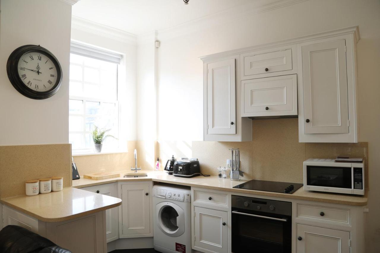 Letting Serviced Apartments - Guards View, Windsor Eksteriør bilde