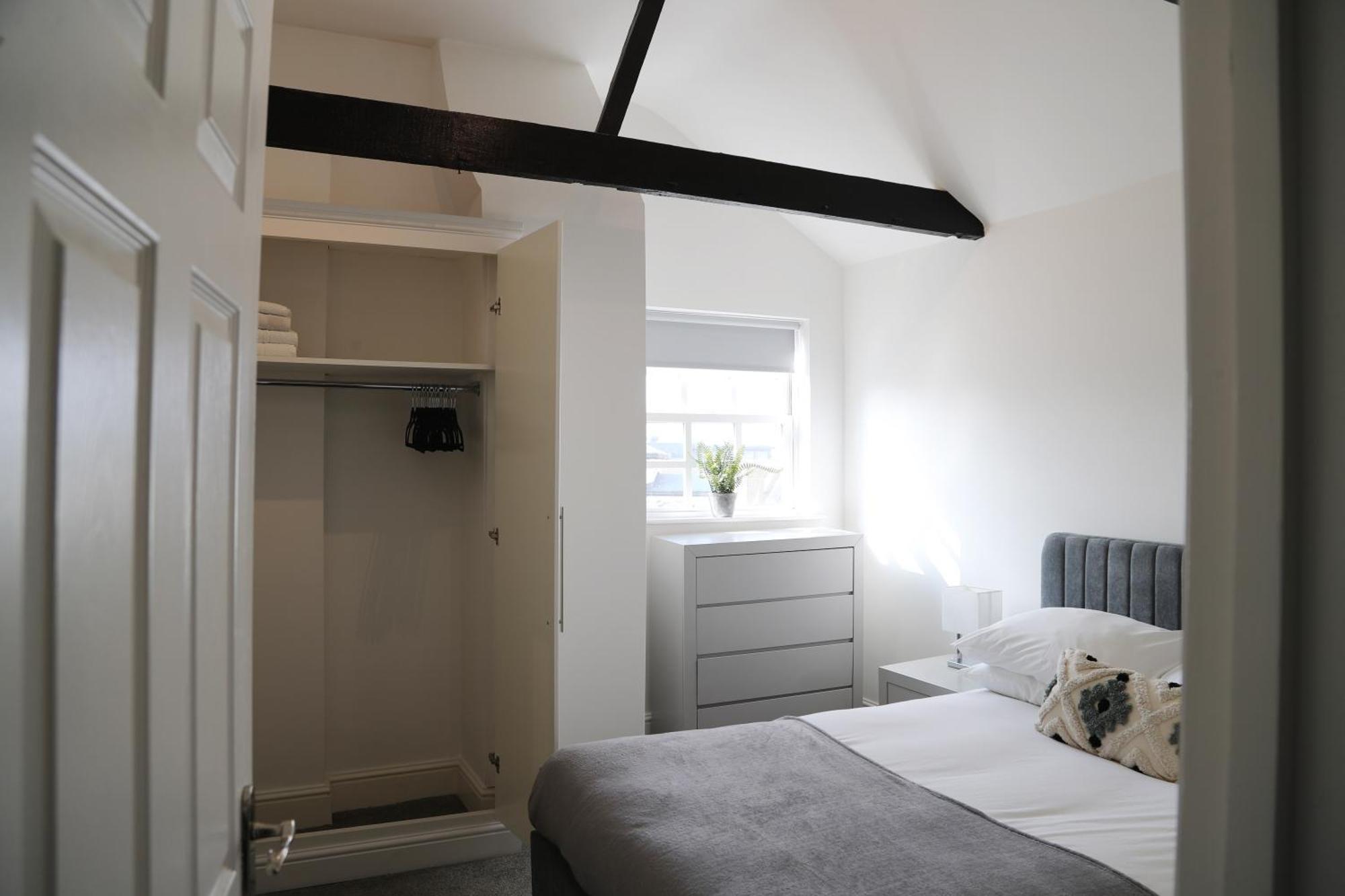 Letting Serviced Apartments - Guards View, Windsor Eksteriør bilde