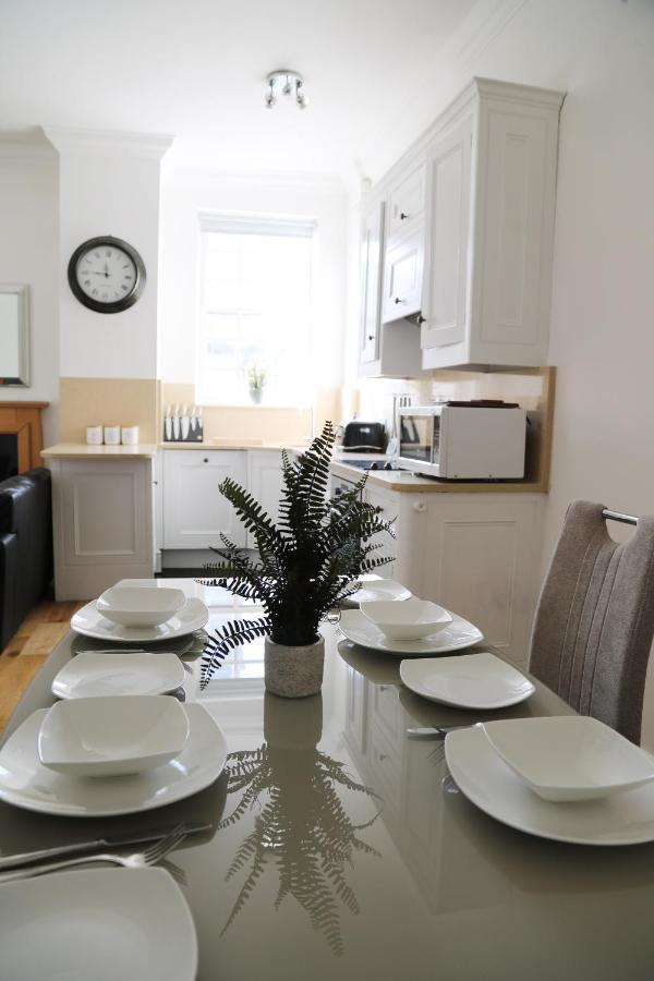 Letting Serviced Apartments - Guards View, Windsor Eksteriør bilde