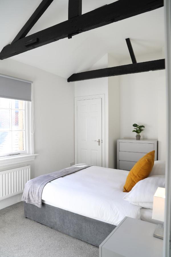 Letting Serviced Apartments - Guards View, Windsor Eksteriør bilde