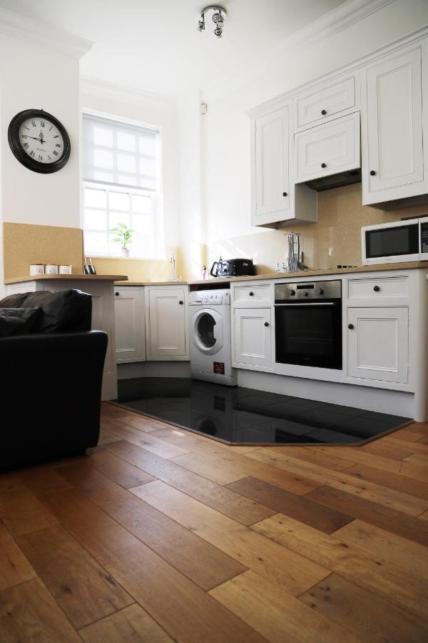 Letting Serviced Apartments - Guards View, Windsor Eksteriør bilde