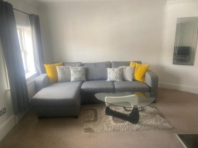 Letting Serviced Apartments - Guards View, Windsor Eksteriør bilde