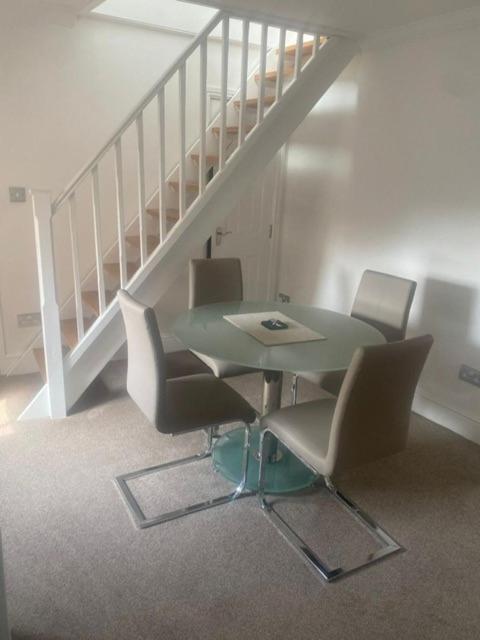 Letting Serviced Apartments - Guards View, Windsor Eksteriør bilde